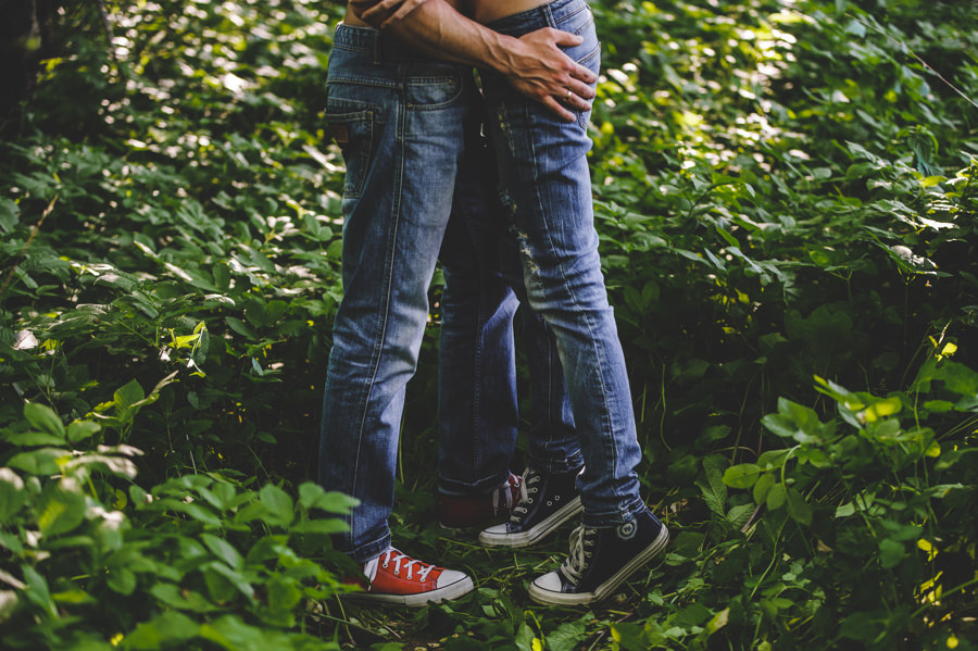 zmysłowa sesja dla par, sesja narzeczenska w sadzie, subtelna sesja fotograficzna, zmysłowa sesja w sadzie