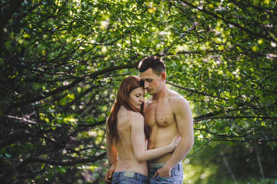 zmysłowa sesja dla par, sesja narzeczenska w sadzie, subtelna sesja fotograficzna 