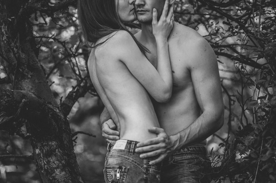 zmysłowa sesja dla par, sesja narzeczenska w sadzie, subtelna sesja fotograficzna