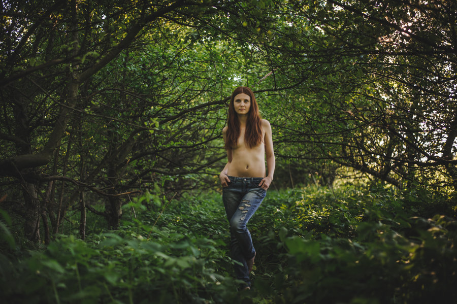 zmysłowa sesja dla par, sesja narzeczenska w sadzie, subtelna sesja fotograficzna 