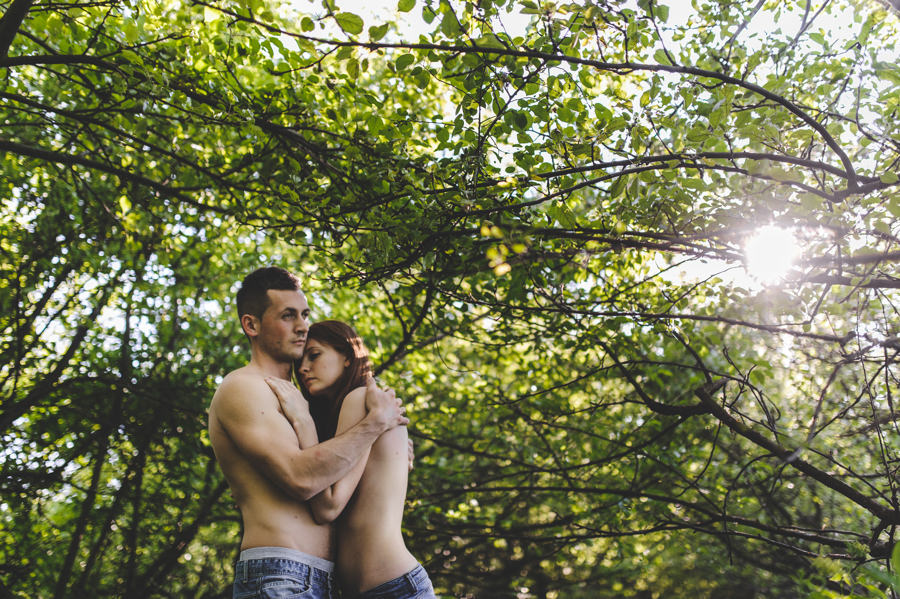 zmysłowa sesja dla par, sesja narzeczenska w sadzie, subtelna sesja fotograficzna 