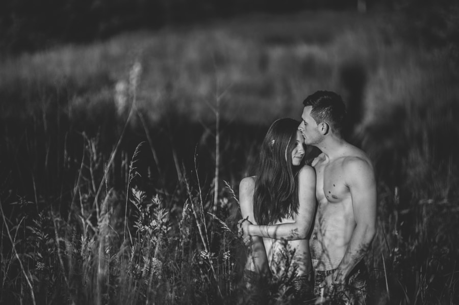 zmysłowa sesja dla par, sesja narzeczenska w sadzie, subtelna sesja fotograficzna 