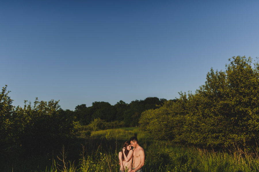 zmysłowa sesja dla par, sesja narzeczenska w sadzie, subtelna sesja fotograficzna