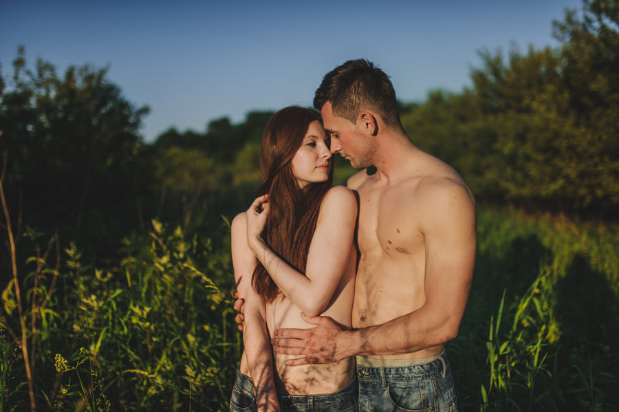 zmysłowa sesja dla par, sesja narzeczenska w sadzie, subtelna sesja fotograficzna 