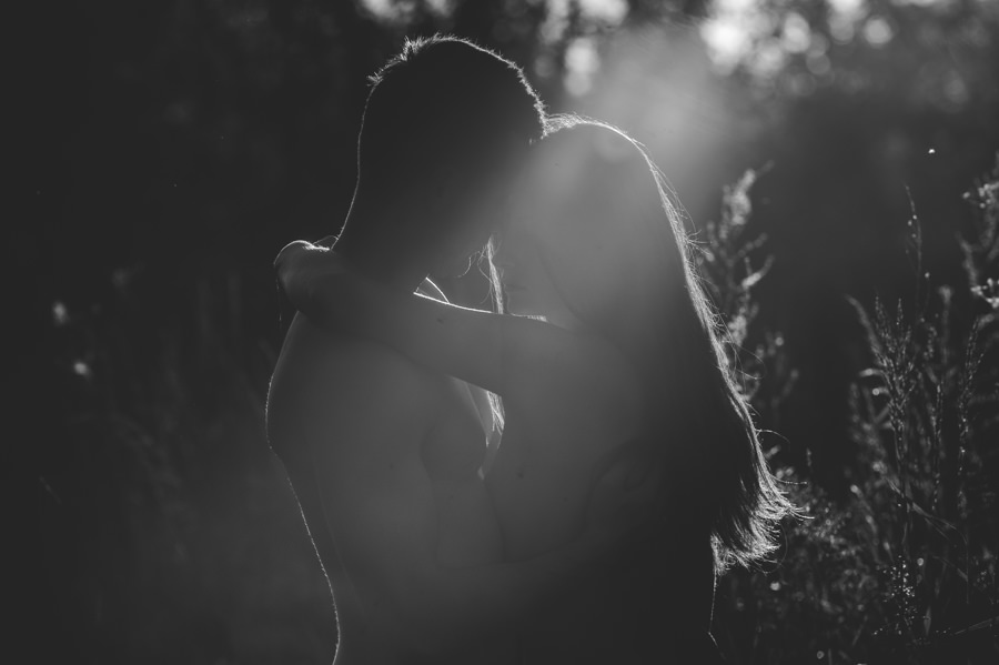 zmysłowa sesja dla par, sesja narzeczenska w sadzie, subtelna sesja fotograficzna