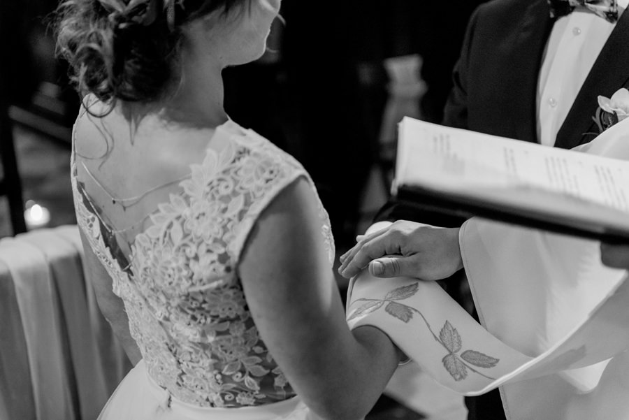 rustykalne wesele, rustykalny ślub, ślub w stodole, wesele w stodole, folwark wiązy, reportaż ślubny, nietypowe wesele, wesele z klasą, najlepszy fotograf ślubny, ślub w krakowie, wesele w folwarku wiązy, piękny ślub, ślub, wesele