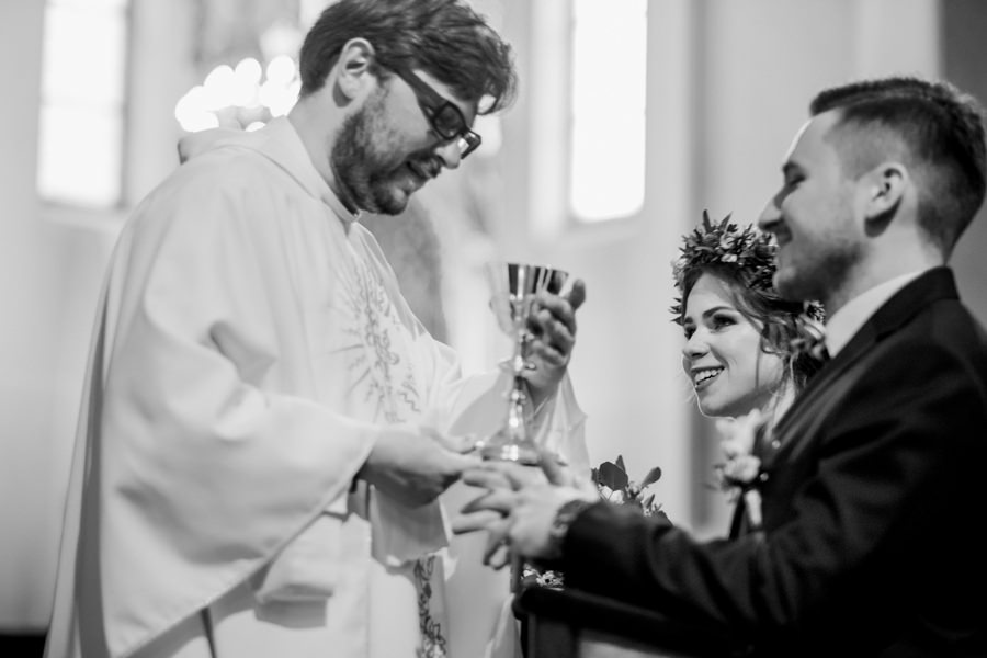 rustykalne wesele, rustykalny ślub, ślub w stodole, wesele w stodole, folwark wiązy, reportaż ślubny, nietypowe wesele, wesele z klasą, najlepszy fotograf ślubny, ślub w krakowie, wesele w folwarku wiązy, piękny ślub, ślub, wesele