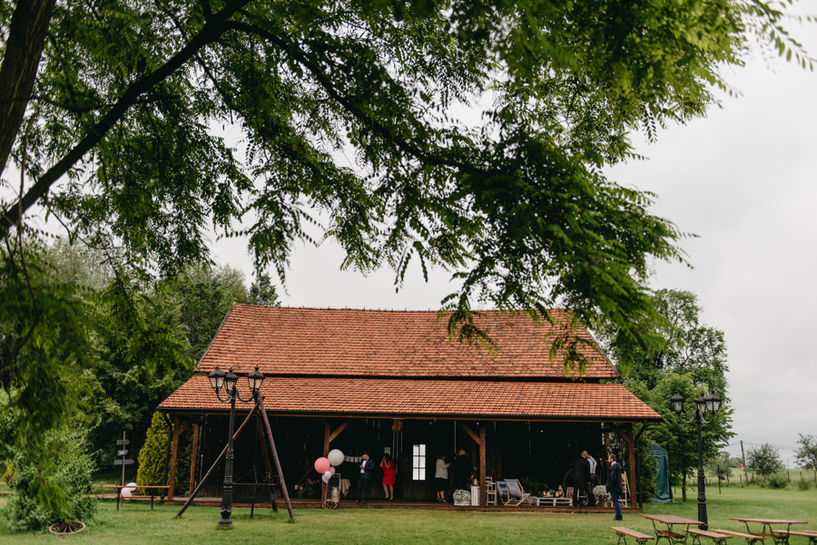 rustykalne wesele, rustykalny ślub, ślub w stodole, wesele w stodole, folwark wiązy, reportaż ślubny, nietypowe wesele, wesele z klasą, najlepszy fotograf ślubny, ślub w krakowie, wesele w folwarku wiązy, piękny ślub, ślub, wesele