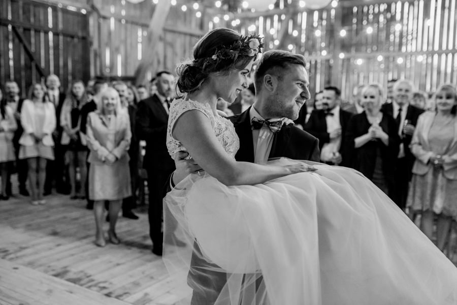 rustykalne wesele, rustykalny ślub, ślub w stodole, wesele w stodole, folwark wiązy, reportaż ślubny, nietypowe wesele, wesele z klasą, najlepszy fotograf ślubny, ślub w krakowie, wesele w folwarku wiązy, piękny ślub, ślub, wesele