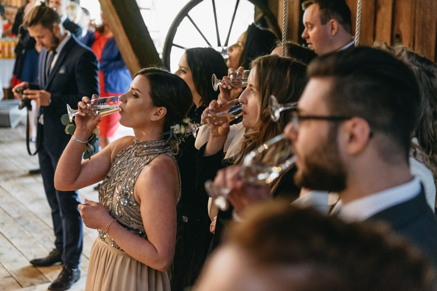 rustykalne wesele, rustykalny ślub, ślub w stodole, wesele w stodole, folwark wiązy, reportaż ślubny, nietypowe wesele, wesele z klasą, najlepszy fotograf ślubny, ślub w krakowie, wesele w folwarku wiązy, piękny ślub, ślub, wesele