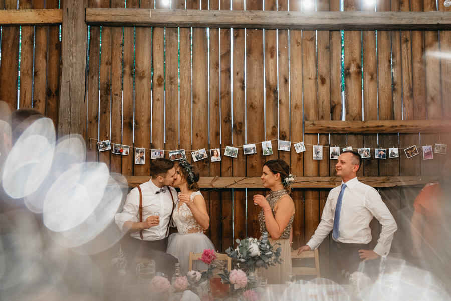 rustykalne wesele, rustykalny ślub, ślub w stodole, wesele w stodole, folwark wiązy, reportaż ślubny, nietypowe wesele, wesele z klasą, najlepszy fotograf ślubny, ślub w krakowie, wesele w folwarku wiązy, piękny ślub, ślub, wesele