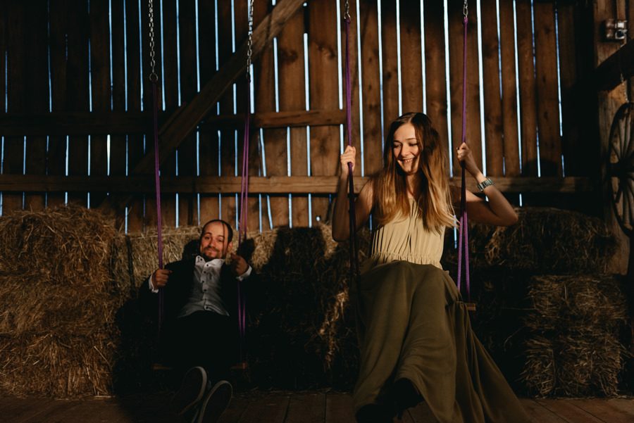 rustykalne wesele, rustykalny ślub, ślub w stodole, wesele w stodole, folwark wiązy, reportaż ślubny, nietypowe wesele, wesele z klasą, najlepszy fotograf ślubny, ślub w krakowie, wesele w folwarku wiązy, piękny ślub, ślub, wesele