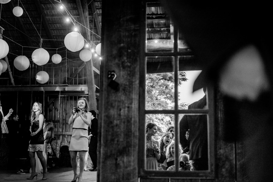 rustykalne wesele, rustykalny ślub, ślub w stodole, wesele w stodole, folwark wiązy, reportaż ślubny, nietypowe wesele, wesele z klasą, najlepszy fotograf ślubny, ślub w krakowie, wesele w folwarku wiązy, piękny ślub, ślub, wesele