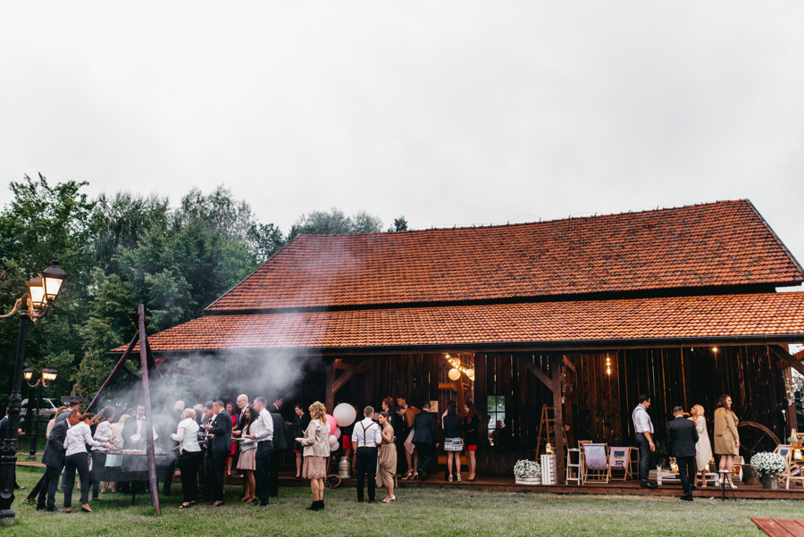 rustykalne wesele, rustykalny ślub, ślub w stodole, wesele w stodole, folwark wiązy, reportaż ślubny, nietypowe wesele, wesele z klasą, najlepszy fotograf ślubny, ślub w krakowie, wesele w folwarku wiązy, piękny ślub, ślub, wesele