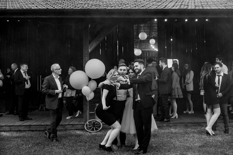 rustykalne wesele, rustykalny ślub, ślub w stodole, wesele w stodole, folwark wiązy, reportaż ślubny, nietypowe wesele, wesele z klasą, najlepszy fotograf ślubny, ślub w krakowie, wesele w folwarku wiązy, piękny ślub, ślub, wesele