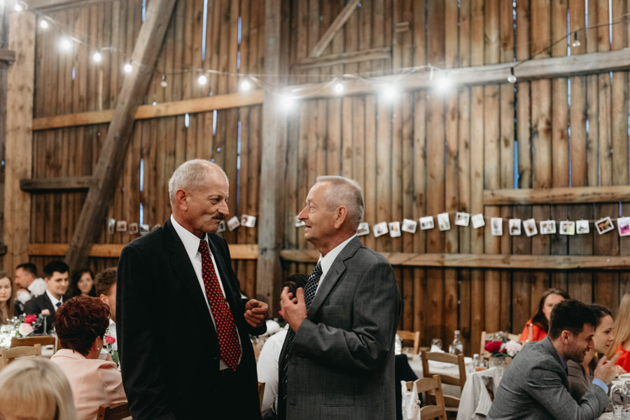 rustykalne wesele, rustykalny ślub, ślub w stodole, wesele w stodole, folwark wiązy, reportaż ślubny, nietypowe wesele, wesele z klasą, najlepszy fotograf ślubny, ślub w krakowie, wesele w folwarku wiązy, piękny ślub, ślub, wesele