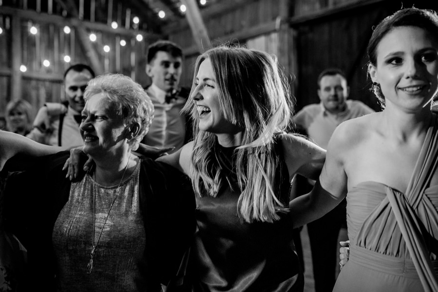 rustykalne wesele, rustykalny ślub, ślub w stodole, wesele w stodole, folwark wiązy, reportaż ślubny, nietypowe wesele, wesele z klasą, najlepszy fotograf ślubny, ślub w krakowie, wesele w folwarku wiązy, piękny ślub, ślub, wesele