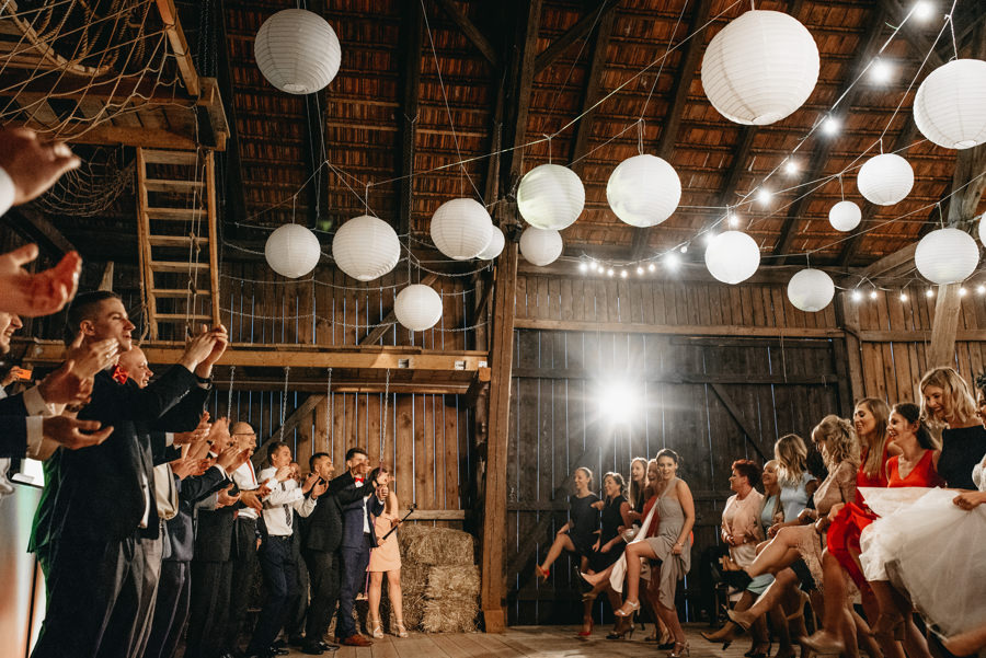 rustykalne wesele, rustykalny ślub, ślub w stodole, wesele w stodole, folwark wiązy, reportaż ślubny, nietypowe wesele, wesele z klasą, najlepszy fotograf ślubny, ślub w krakowie, wesele w folwarku wiązy, piękny ślub, ślub, wesele