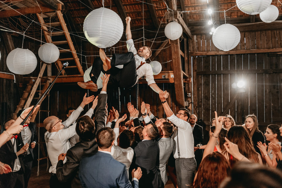 rustykalne wesele, rustykalny ślub, ślub w stodole, wesele w stodole, folwark wiązy, reportaż ślubny, nietypowe wesele, wesele z klasą, najlepszy fotograf ślubny, ślub w krakowie, wesele w folwarku wiązy, piękny ślub, ślub, wesele