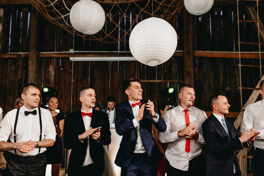 rustykalne wesele, rustykalny ślub, ślub w stodole, wesele w stodole, folwark wiązy, reportaż ślubny, nietypowe wesele, wesele z klasą, najlepszy fotograf ślubny, ślub w krakowie, wesele w folwarku wiązy, piękny ślub, ślub, wesele