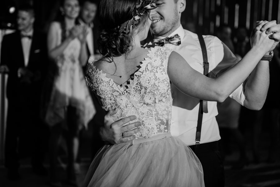 rustykalne wesele, rustykalny ślub, ślub w stodole, wesele w stodole, folwark wiązy, reportaż ślubny, nietypowe wesele, wesele z klasą, najlepszy fotograf ślubny, ślub w krakowie, wesele w folwarku wiązy, piękny ślub, ślub, wesele