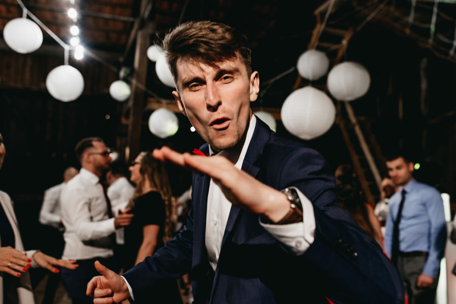 rustykalne wesele, rustykalny ślub, ślub w stodole, wesele w stodole, folwark wiązy, reportaż ślubny, nietypowe wesele, wesele z klasą, najlepszy fotograf ślubny, ślub w krakowie, wesele w folwarku wiązy, piękny ślub, ślub, wesele