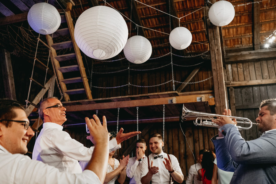 rustykalne wesele, rustykalny ślub, ślub w stodole, wesele w stodole, folwark wiązy, reportaż ślubny, nietypowe wesele, wesele z klasą, najlepszy fotograf ślubny, ślub w krakowie, wesele w folwarku wiązy, piękny ślub, ślub, wesele