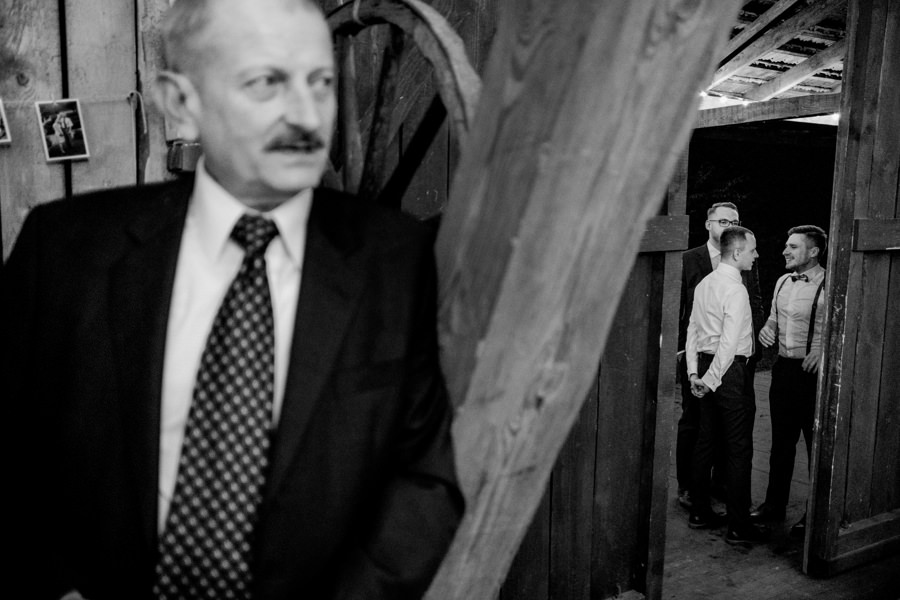 rustykalne wesele, rustykalny ślub, ślub w stodole, wesele w stodole, folwark wiązy, reportaż ślubny, nietypowe wesele, wesele z klasą, najlepszy fotograf ślubny, ślub w krakowie, wesele w folwarku wiązy, piękny ślub, ślub, wesele