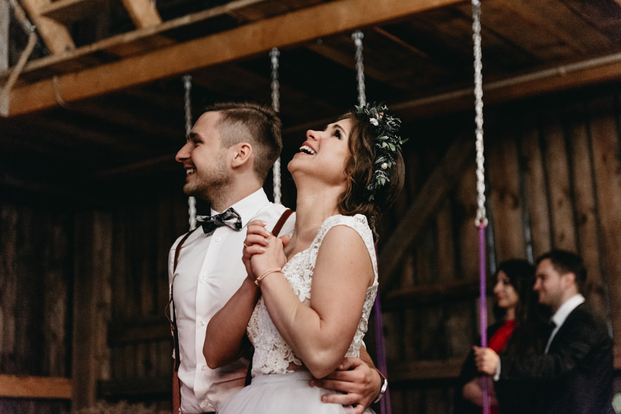 rustykalne wesele, rustykalny ślub, ślub w stodole, wesele w stodole, folwark wiązy, reportaż ślubny, nietypowe wesele, wesele z klasą, najlepszy fotograf ślubny, ślub w krakowie, wesele w folwarku wiązy, piękny ślub, ślub, wesele