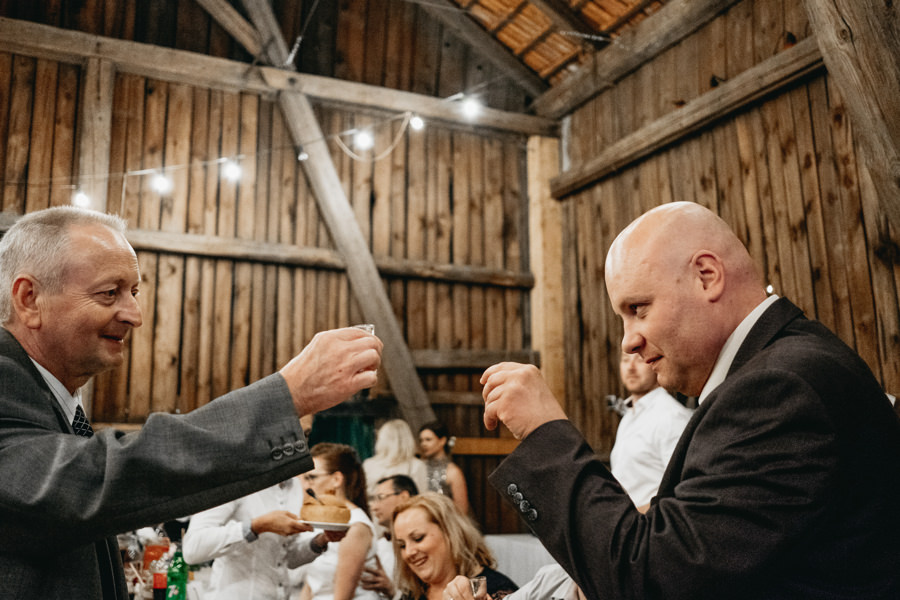 rustykalne wesele, rustykalny ślub, ślub w stodole, wesele w stodole, folwark wiązy, reportaż ślubny, nietypowe wesele, wesele z klasą, najlepszy fotograf ślubny, ślub w krakowie, wesele w folwarku wiązy, piękny ślub, ślub, wesele