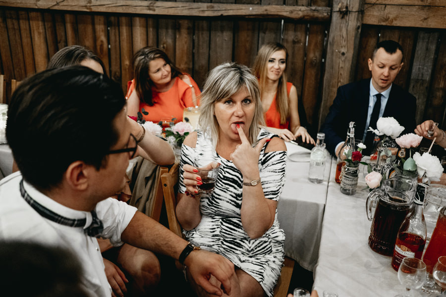 rustykalne wesele, rustykalny ślub, ślub w stodole, wesele w stodole, folwark wiązy, reportaż ślubny, nietypowe wesele, wesele z klasą, najlepszy fotograf ślubny, ślub w krakowie, wesele w folwarku wiązy, piękny ślub, ślub, wesele