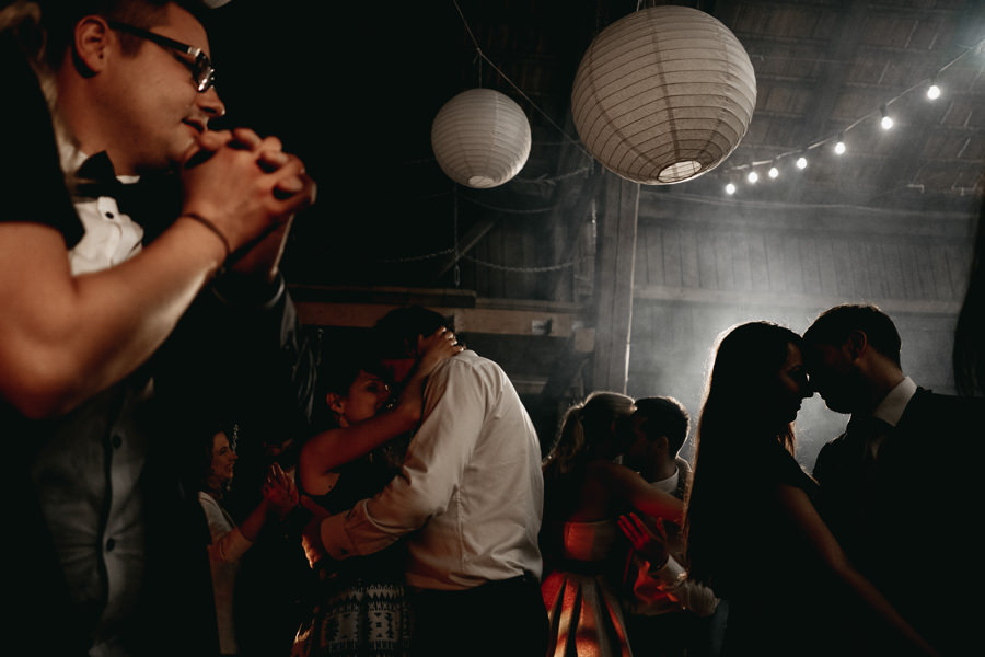 rustykalne wesele, rustykalny ślub, ślub w stodole, wesele w stodole, folwark wiązy, reportaż ślubny, nietypowe wesele, wesele z klasą, najlepszy fotograf ślubny, ślub w krakowie, wesele w folwarku wiązy, piękny ślub, ślub, wesele