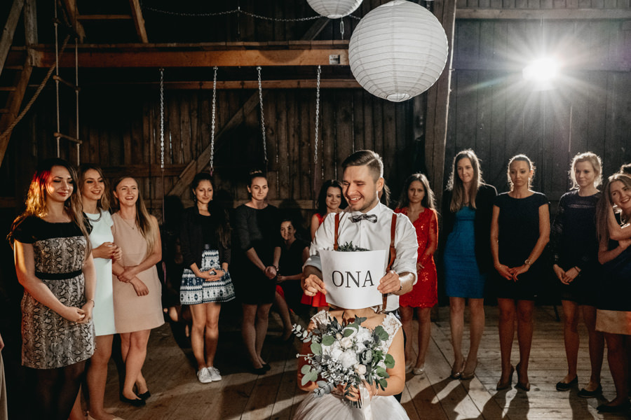 rustykalne wesele, rustykalny ślub, ślub w stodole, wesele w stodole, folwark wiązy, reportaż ślubny, nietypowe wesele, wesele z klasą, najlepszy fotograf ślubny, ślub w krakowie, wesele w folwarku wiązy, piękny ślub, ślub, wesele