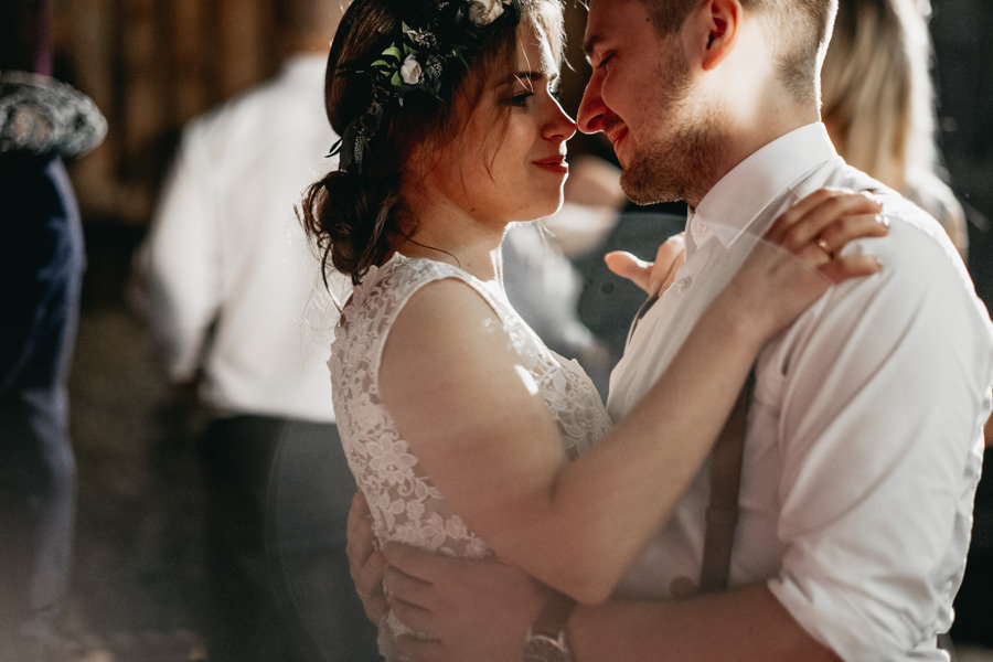 rustykalne wesele, rustykalny ślub, ślub w stodole, wesele w stodole, folwark wiązy, reportaż ślubny, nietypowe wesele, wesele z klasą, najlepszy fotograf ślubny, ślub w krakowie, wesele w folwarku wiązy, piękny ślub, ślub, wesele