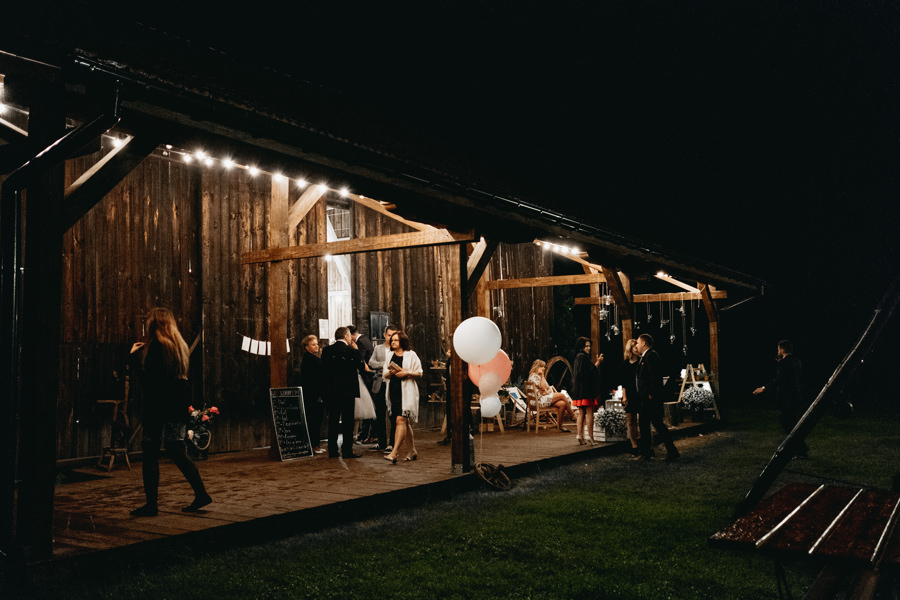 rustykalne wesele, rustykalny ślub, ślub w stodole, wesele w stodole, folwark wiązy, reportaż ślubny, nietypowe wesele, wesele z klasą, najlepszy fotograf ślubny, ślub w krakowie, wesele w folwarku wiązy, piękny ślub, ślub, wesele