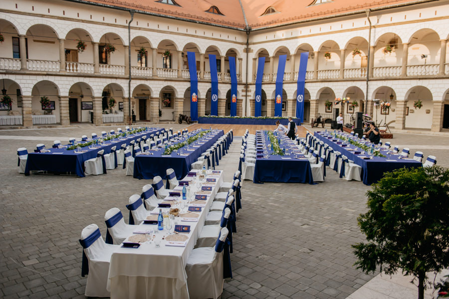 zamek w niepołomicach, przyjęcie na zamku, wesele na zamku, ślub w krakowie, kościół św barbary, ślub w krakowie, ślub klasyczny, niepołomice, klasyczne wesele, międzynarodowe wesele