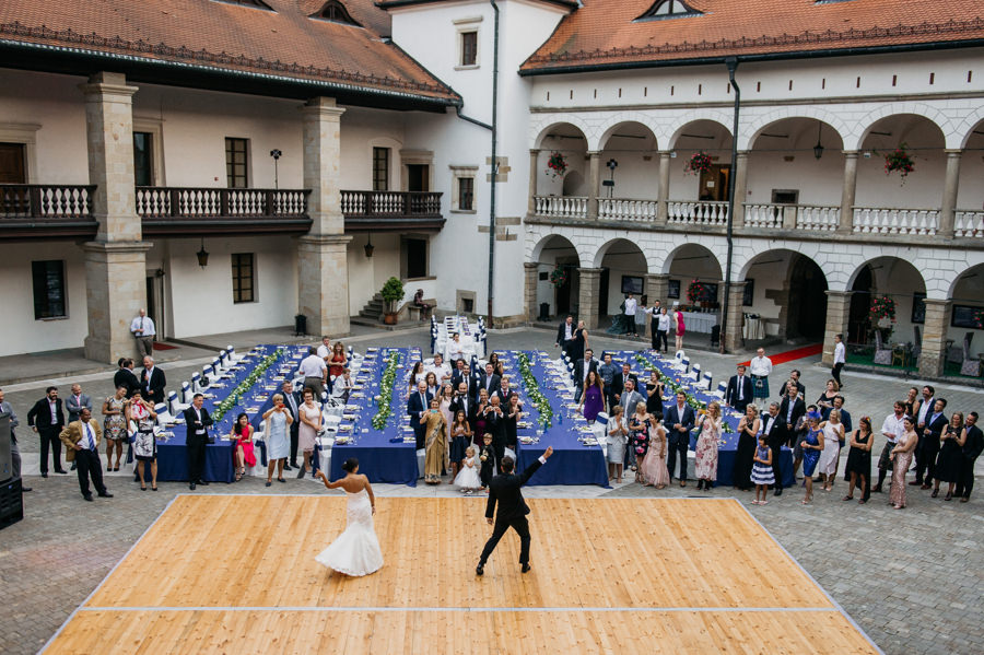 zamek w niepołomicach, przyjęcie na zamku, wesele na zamku, ślub w krakowie, kościół św barbary, ślub w krakowie, ślub klasyczny, niepołomice, klasyczne wesele, międzynarodowe wesele