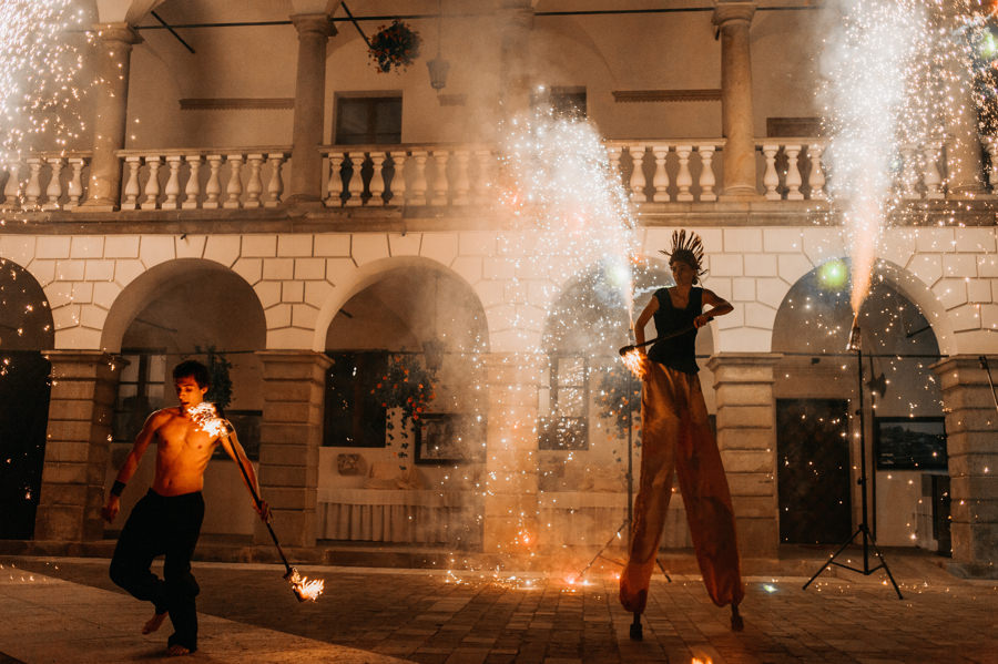 zamek w niepołomicach, przyjęcie na zamku, wesele na zamku, ślub w krakowie, kościół św barbary, ślub w krakowie, ślub klasyczny, niepołomice, klasyczne wesele, międzynarodowe wesele