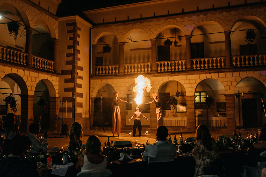 zamek w niepołomicach, przyjęcie na zamku, wesele na zamku, ślub w krakowie, kościół św barbary, ślub w krakowie, ślub klasyczny, niepołomice, klasyczne wesele, międzynarodowe wesele