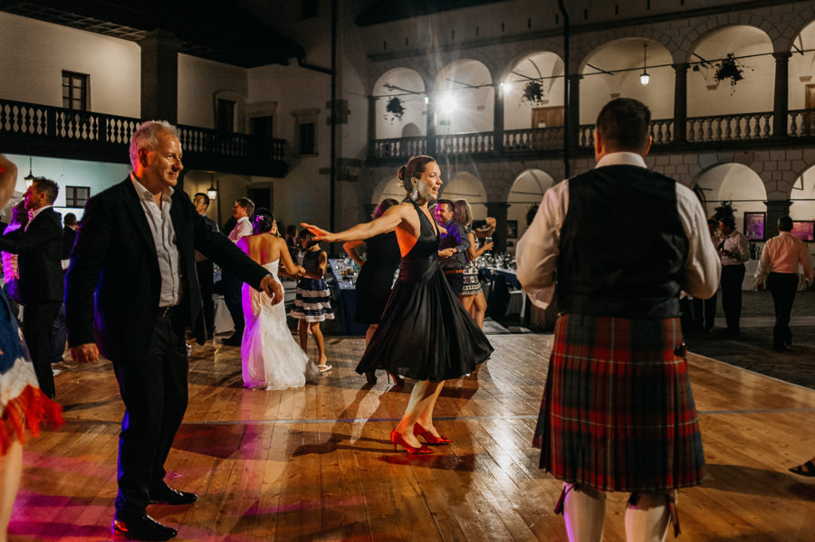 zamek w niepołomicach, przyjęcie na zamku, wesele na zamku, ślub w krakowie, kościół św barbary, ślub w krakowie, ślub klasyczny, niepołomice, klasyczne wesele, międzynarodowe wesele