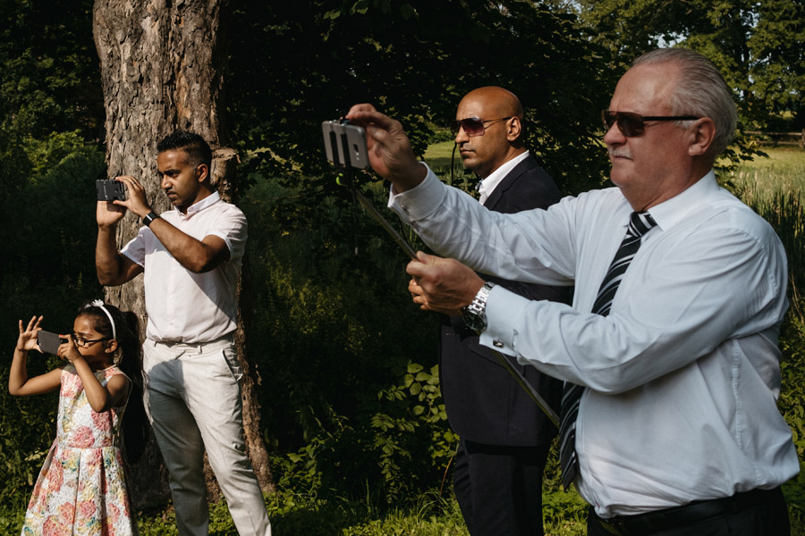 goście weselni z telefonami, wedding unplugged, nadpodaż fotografii