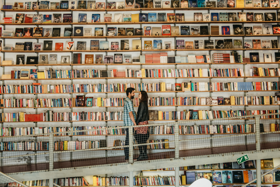 miejska sesja narzeczeńska, lifestyle'owa sesja dla par, sesja narzeczeńska w mieście, miłość, 