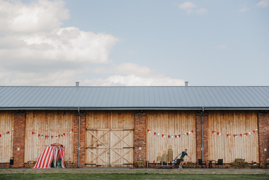 vintage circus, stary cyrk, slow wedding, motyw starego cyrku, slub w plenerze, slub plenerowy, slub w stodole, wesele w stodole, wesele w stylu slow wedding, cyrk, reportaz slubny, zdjecia slubne