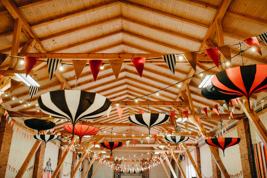 vintage circus, stary cyrk, slow wedding, motyw starego cyrku, slub w plenerze, slub plenerowy, slub w stodole, wesele w stodole, wesele w stylu slow wedding, cyrk, reportaz slubny, zdjecia slubne
