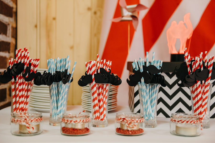 vintage circus, stary cyrk, slow wedding, motyw starego cyrku, slub w plenerze, slub plenerowy, slub w stodole, wesele w stodole, wesele w stylu slow wedding, cyrk, reportaz slubny, zdjecia slubne