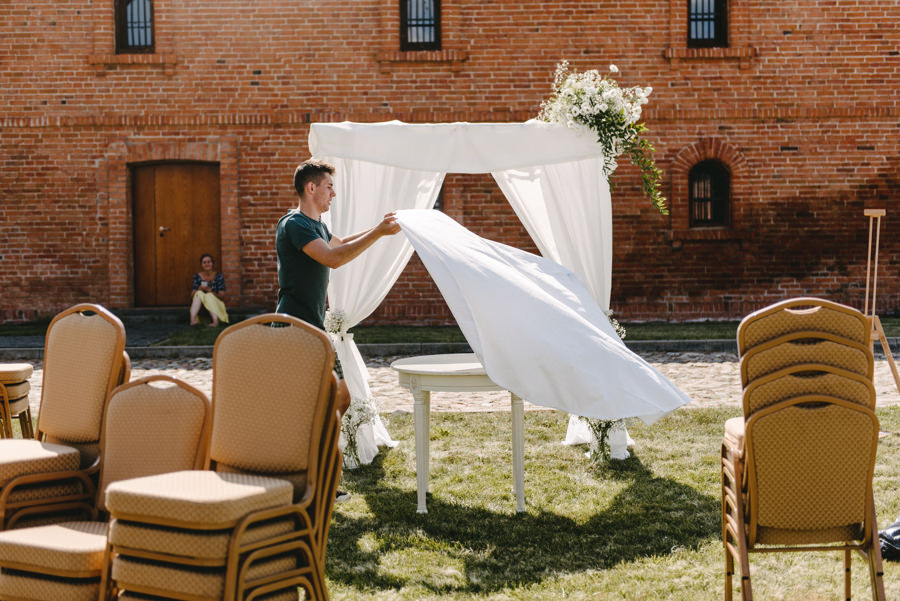 vintage circus, stary cyrk, slow wedding, motyw starego cyrku, slub w plenerze, slub plenerowy, slub w stodole, wesele w stodole, wesele w stylu slow wedding, cyrk, reportaz slubny, zdjecia slubne