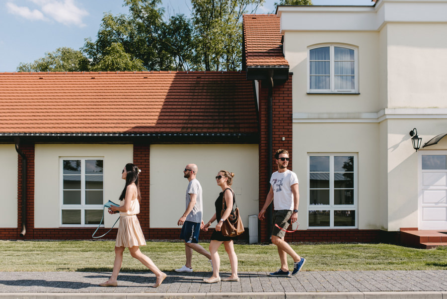 vintage circus, stary cyrk, slow wedding, motyw starego cyrku, slub w plenerze, slub plenerowy, slub w stodole, wesele w stodole, wesele w stylu slow wedding, cyrk, reportaz slubny, zdjecia slubne