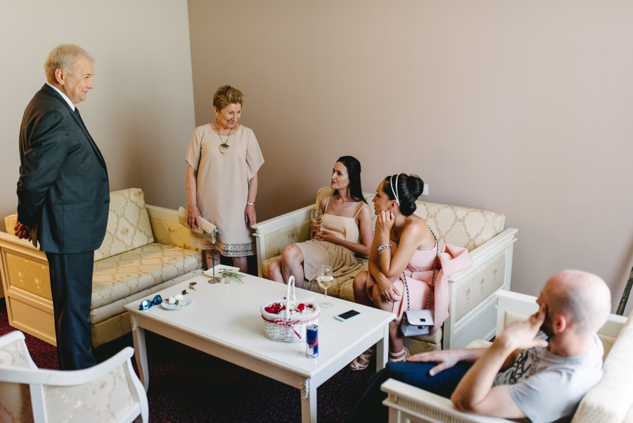 vintage circus, stary cyrk, slow wedding, motyw starego cyrku, slub w plenerze, slub plenerowy, slub w stodole, wesele w stodole, wesele w stylu slow wedding, cyrk, reportaz slubny, zdjecia slubne