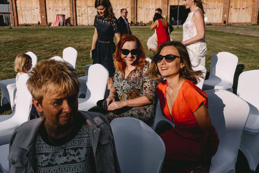 vintage circus, stary cyrk, slow wedding, motyw starego cyrku, slub w plenerze, slub plenerowy, slub w stodole, wesele w stodole, wesele w stylu slow wedding, cyrk, reportaz slubny, zdjecia slubne