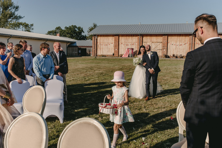 vintage circus, stary cyrk, slow wedding, motyw starego cyrku, slub w plenerze, slub plenerowy, slub w stodole, wesele w stodole, wesele w stylu slow wedding, cyrk, reportaz slubny, zdjecia slubne